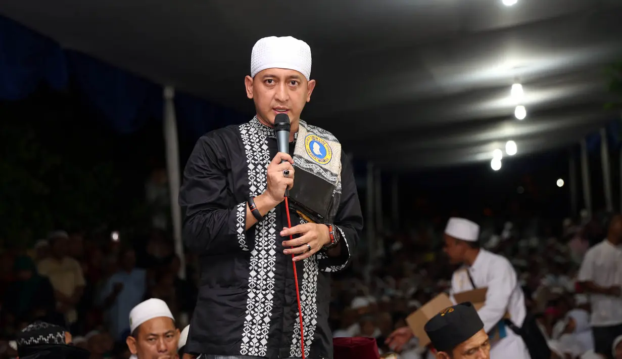 Sang ustadz memimpin tahlilan yang cukup akbar ini (Foto: Muhammad Akrom Sukarya)
