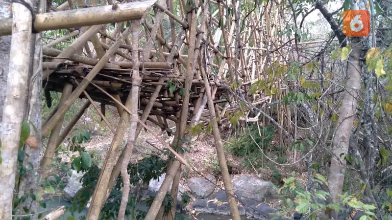 Jembatan titian bambu