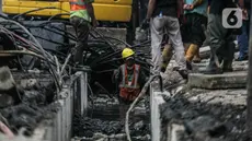 Pekerja menyelesaikan pembangunan trotoar atau pedestrian di kawasan Matraman Raya, Jakarta Timur, Sabtu (26/8/2023). (Liputan6.com/Faizal Fanani)