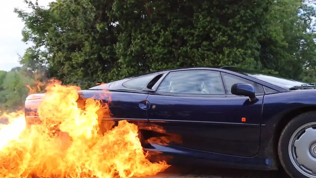 Dipakas Burnout, Ban Jaguar XJ220 Mengeluarkan Api 