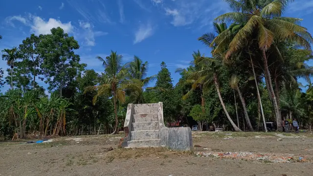 Sisa bangunan Rumoh Geudong yang diambil pada 26 Juli 2023, atau terhitung satu bulan pasca presiden Jokowi menggelar kick off menandai penyelesaian pelanggaran HAM berat melalui mekanisme nonyudisial diluncurkan di sana (Liputan6.com/Rino Abonita)