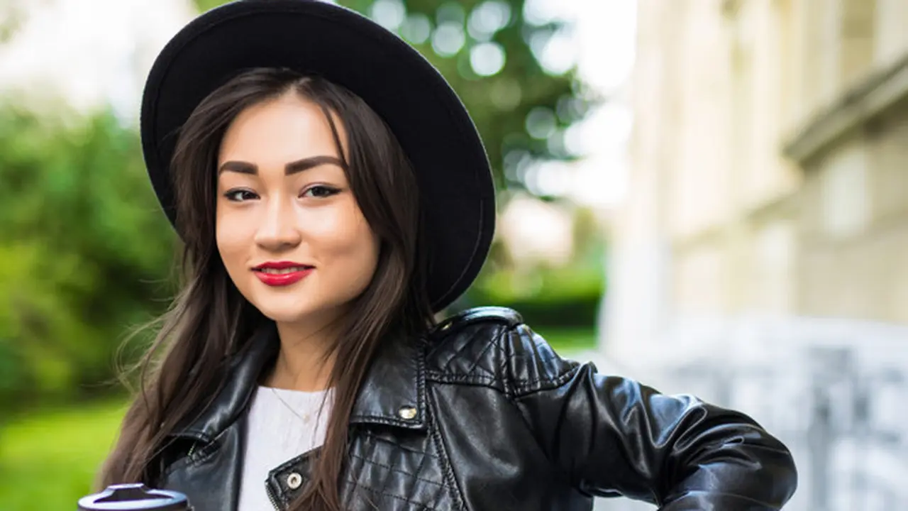 perempuan bahagia stylish modis cantik mandiri