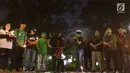 Gabungan suporter klub sepak bola bernyanyi dalam aksi solidaritas terkait tragedi teror bom di Surabaya dan Sidoarjo di Taman Suropati, Jakarta, Senin (14/5). Para suporter mengutuk teror yang terjadi di Indonesia. (Liputan6.com/Immanuel Antonius)