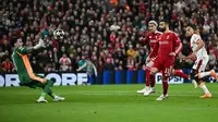 Kiper Galatasaray asal Turki #01 Ugurcan Cakir (kiri) melakukan penyelamatan di depan penyerang Liverpool asal Mesir #11 Mohamed Salah selama pertandingan leg kedua babak 16 besar Liga Champions UEFA antara Liverpool dan Galatasaray di Anfield, Liverpool, Inggris barat laut pada 19 Maret 2026. (Paul ELLIS/AFP)