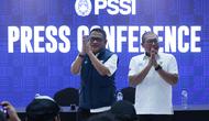 Dua anggota Exco PSSI, Endri Erawan dan Sumardji mengikuti sesi konferensi pers di Menara Mandiri, Jakarta, Selasa (16/12/2025).