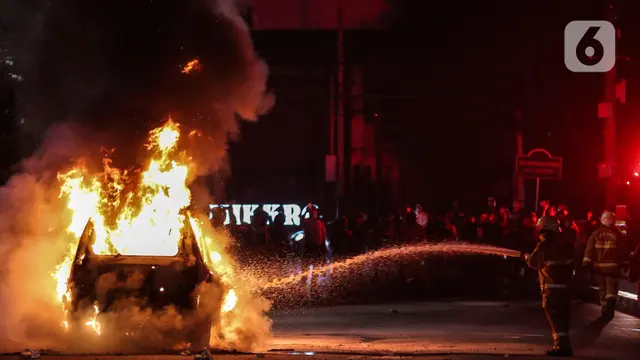 Mobil Terbakar Jadi Tontonan Warga
