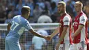 Barisan belakang Arsenal pun menjadi sorotan karena dalam pertandingan kali ini Arsenal menurunkan lima bek sekaligus untuk meredam serangan Manchester City. (Foto: AP/Rui Vieira)