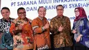 Dirut BTN Maryono (tengah) dan Direktur Utama AP 1 Faik Fahmi (kedua kanan) foto bersama usai penandatanganan perjanjian kredit korporasi senilai Rp.2 Triliun (non revolfing), Jakarta (18/12). (Liputan6.com/HO/Suryo)