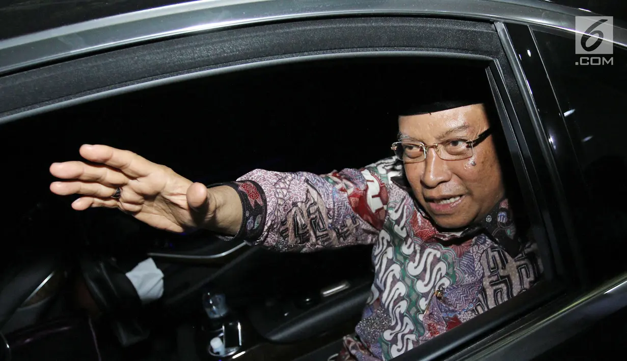 Ketua Umum PBNU Said Aqil Siradj melambaikan tangan kepada wartawan usai pertemuan tertutup dengan Ketua Umum PDI Perjuangan Megawati Soekarnoputri di Jalan Teuku Umar, Jakarta, Sabtu (14/10). (Liputan6.com/Herman Zakharia)