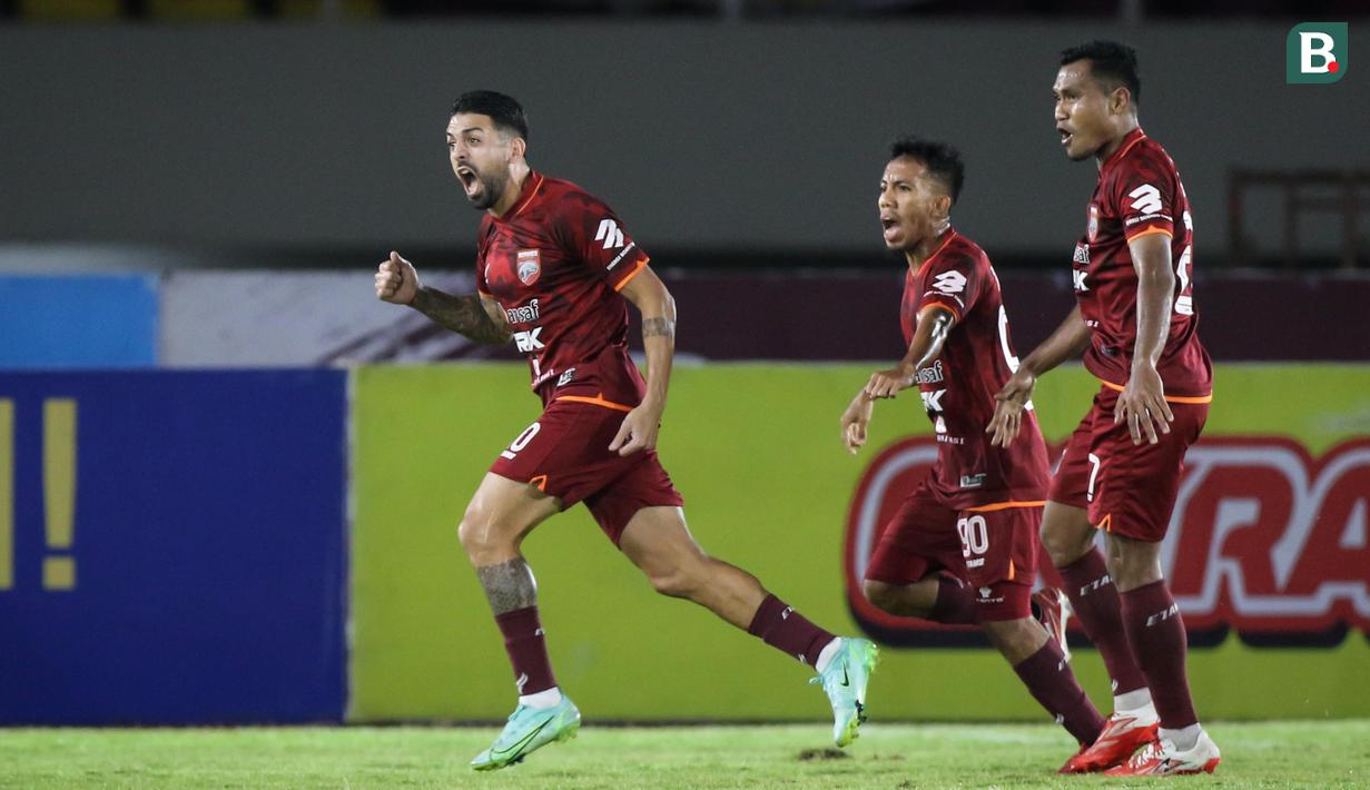 Sembilan menit paruh kedua berjalan, Borneo FC berhasil menyamakan keduudkan. Jonathan Bustos sukses menaklukkan kiper PSM, Hilman Syah.(Bola.com/Bagaskara Lazuardi)