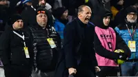 Pelatih Juventus, Massimiliano Allegri merayakan gol yang dicetak anak asuhnya ke gawang Salernitana pada laga Liga Italia di Stadion Arigis (7/2/2023). Tambahan tiga angka membawa Juventus naik ke posisi 10 klasemen sementara dengan 26 poin. Salernitana masih tertahan di posisi 16 dengan 21 poin saja. (AFP/Andreas Solaro)