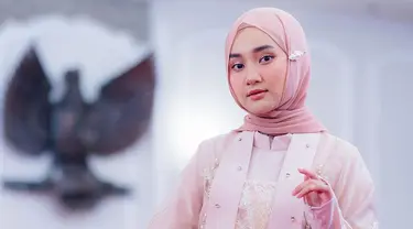 Dalam single barunya kali ini, Fatin dan Ghea mengalami konflik batin yang teramat runyam. Keduanya mendapati saling melabuhkan hati kepada pria yang sama. Liriknya yang lembut namun tegas seolah melambangkan keteguhan hati seorang perempuan, yang kemudian menjadi kekuatan utama dalam lagu yang dibawakannya. (Liputan6.com/IG/@fatin30)