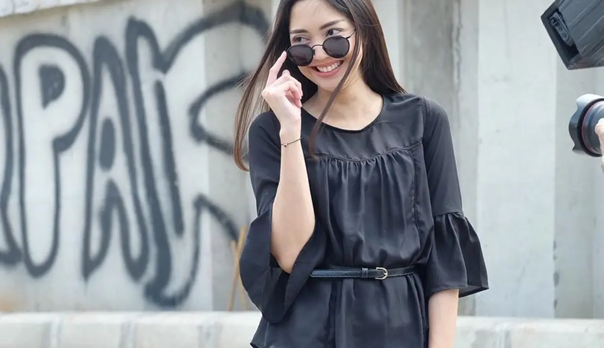 Menggunakan pakaian serba hitam, ditambah aksesori kacamata hitam, wanita kelahiran Malang ini tampak sangat memukau. Dengan senyumannya membuat aura kecantikannya semakin terpancar. (Liputan6.com/IG/@ririndwiariyanti)