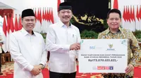 Direktur Utama PT Bank Syariah Indonesia Tbk Hery Gunardi (kanan) menyerahkan secara simbolis zakat perusahaan BSI kepada Ketua BAZNAS RI Noor Achmad (tengah) didampingi Pimpinan BAZNAS RI Bidang Pengumpulan Rizaludin Kurniawan (kiri) di Jakarta (28/3/2023). PT Bank Syariah Indonesia Tbk (BSI) membayarkan zakat perusahaan melalui Badan Amil Zakat Nasional (BAZNAS) mencapai Rp173,07 miliar. (Liputan6.com)