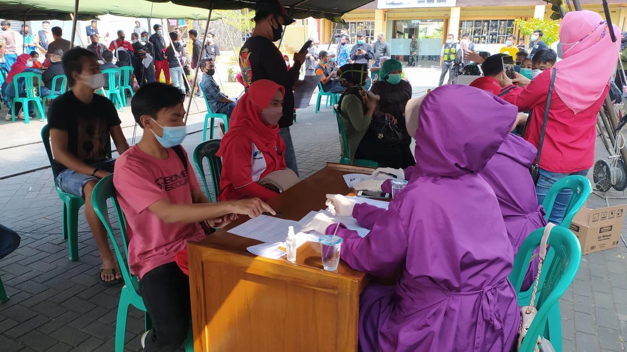 Nampak para petugas tenaga kesehatan (Nakes) tengah sibuk melakukan vaksinasi Covid-19 yang diselenggarakan Hiswana Migas Garut, bagi peserta yang berasal dari mitra Pertamina serta masyarakat sekitar.