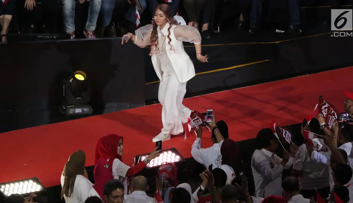 Pedangdut, Inul Daratista saat tampil jelang pidato Visi Indonesia yang akan disampaikan Presiden/Wakil Presiden terpilih 2019-2024, Joko Widodo dan KH Ma’ruf Amin di SICC, Kab Bogor, Jawa Barat, Minggu (14/7/2019). Tiga lagu dinyanyikan menghibur relawan pendukung. (Liputan6.com/Helmi Fithriansyah)