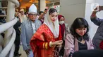 Tokoh perempuan asal Trenggalek Novita Hardini bersama para pemeran  antara lain Mathias Muchus dan Vino G. Bastian saat menunggu pemutaran perdana film Buya Hamka di Epicentrum, Rasuna Said, Jakarta, Minggu (9/4/2023). (Liputan6.com/Faizal Fanani)