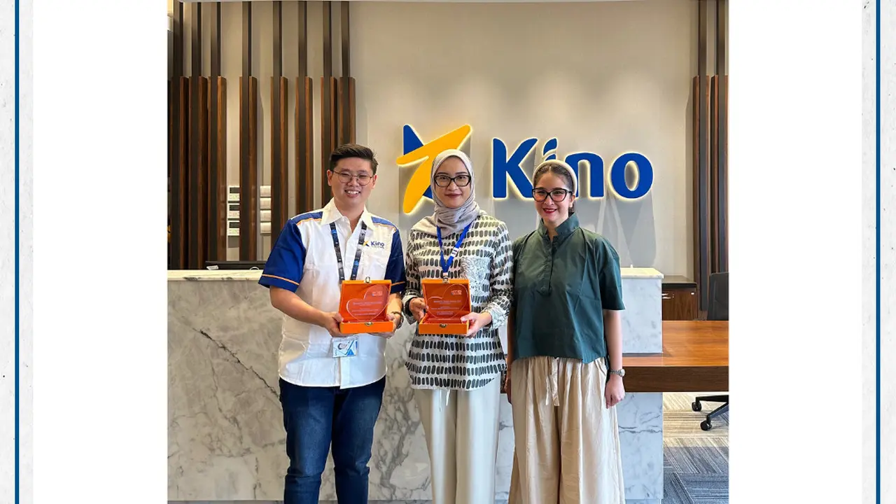 (Kiri ke kanan) Kenny Tansri, Brand Manager Sleek Baby bersama Arviane D. B. Head of Public Relations Kino Indonesia menerima penghargaan dari Novita Angie Selaku, Editor in Chief Mother & Beyond.