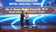 Dorong Akses Pendidikan, Bupati Halmahera Tengah Raih Penghargaan UT