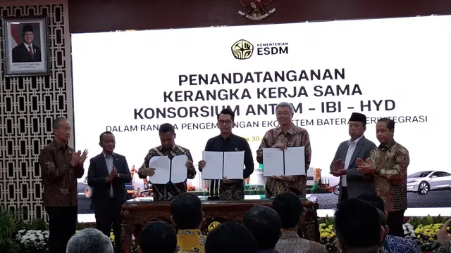 Penandatanganan Kerangka Kerja Sama antara PT Aneka Tambang Tbk (Antam), PT Industri Baterai Indonesia (IBI), dan konsorsium HYD, Jumat, (30/1/2926). (Foto: Liputan6.com/Arief RH)