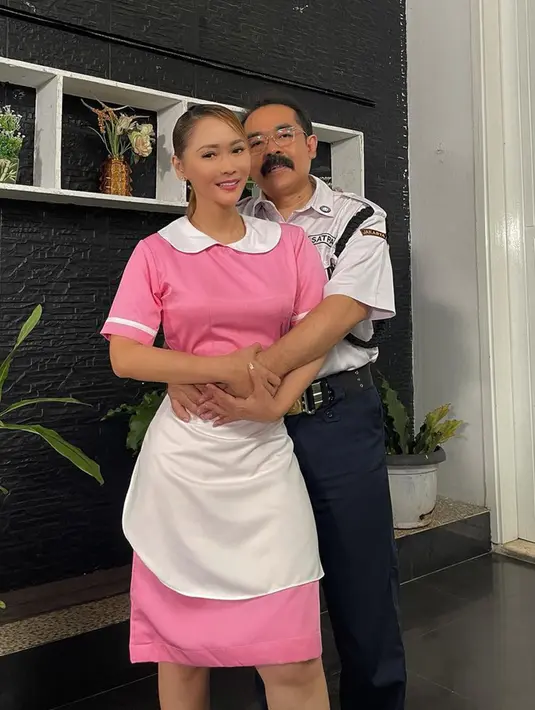 <p>Kendati terkesan garang dengan kumis tebalnya, Adam Suseno ternyata juga merupakan sosok yang jenaka. Dalam beberapa kesempatan dia bahkan konsep jadi minion, dukun, sampai satpam. (Instagram/inul.d)</p>