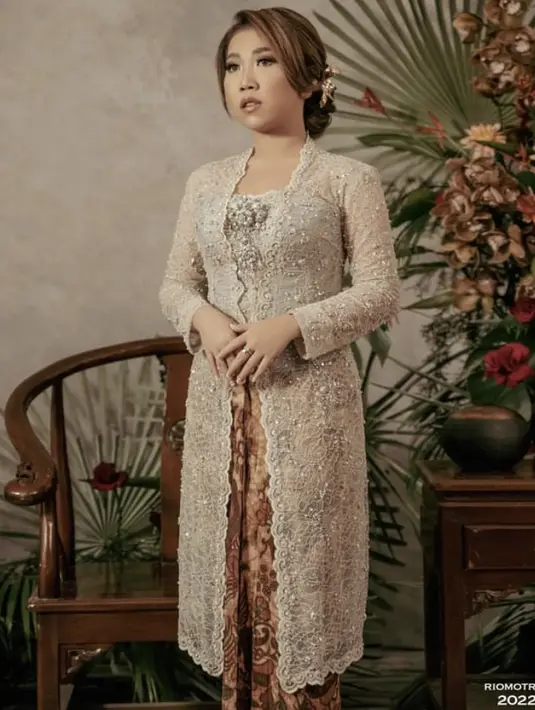 Kebaya panjang warna cokelat berpayet seperti  Kiky Saputri ini juga bisa dikenakan untuk acara formal. Padukan dengan kain lilit.  (@kikysaputrii)