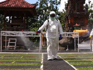 Petugas PMI Kota Tangerang melakukan penyemprotan disinfektan di Pura Kerta Jaya, Tangerang, Banten, Rabu (3/6/2020). Penyemprotan tersebut dilakukan untuk mensterilkan tempat ibadah yang menurut rencana akan kembali dibuka di masa pandemi virus corona COVID-19. (Liputan6.com/Angga Yuniar)