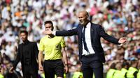 Aksi Pelatih Real Madrid, Zinedine Zidane (kanan) saat memberi arahan pada anak asuhnya, di Stadion Santiago Bernabeu, Sabtu (8/4/2017) malam WIB. Zidane kecewa setelah Real Madrid ditahan imbang 1-1 kontra Atletico Madrid.  (AFP/Pierre-Philippe Marcou)