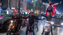 Warga Maroko konvoi merayakan keberhasilan negaranya lolos ke Piala Dunia 2018 di Rabat, Sabtu (11/11/2017). Maroko lolos setelah mengalahkan Pantai Gading 2-0 pada laga penentu. (AFP/Fadel Senna)