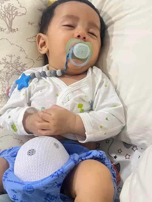 "Alhamdulillah tugas sebagai orangtua menyunatkan anak-anak sudah tuntas. Perasaan haru dan campur aduk seperti mengulang memori dengan kakaknya dulu." tulis ryana_dea dalam unggahan hari ini. [Instagram/ryana_dea]