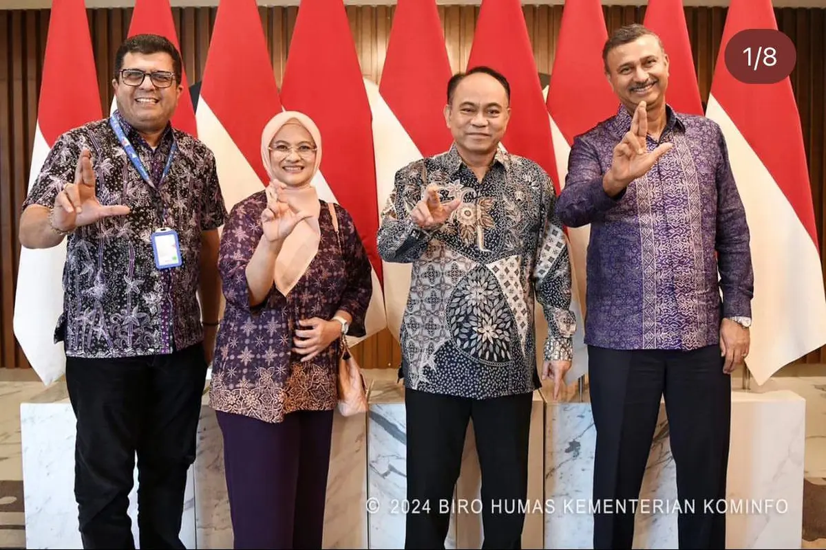 Bos XL Axiata Dian Siswarini (kedua kiri) dan Komisaris XL Axiata Vivek Sood (paling kanan) bertemu dengan Menkominfo Budi Arie Setiadi (kedua kanan)