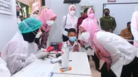 Iriana Jokowi dan Wury Ma'ruf Amin Tinjau Vaksinasi Anak Usia 6-11 Tahun