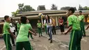 Anak-anak berkebutuhan khusus bermain bola voli dengan atlet nasional, Pungky Afreicia di Yayasan Santi Rama, Jakarta, Rabu (18/4). Kegiatan bersama AXA Mandiri ini mengusung tema Gerakan Masyarakat Hidup Sehat. (Liputan6.com/Fery Pradolo)