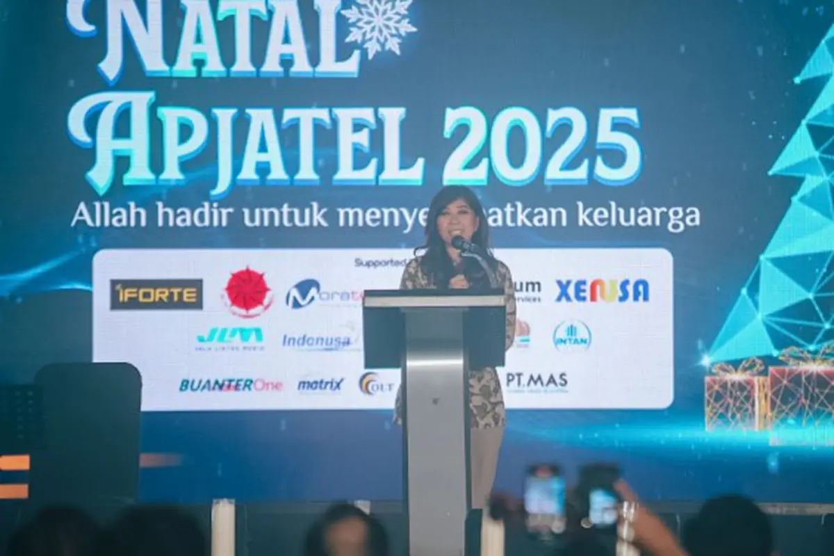 Menkomdigi Meutya Hafid memberikan sambutan pada Perayaan Natal APJATEL 2025 di JW Marriott Hotel, Jakarta Selatan, Kamis (11/12/2025). (Dok Komdigi)