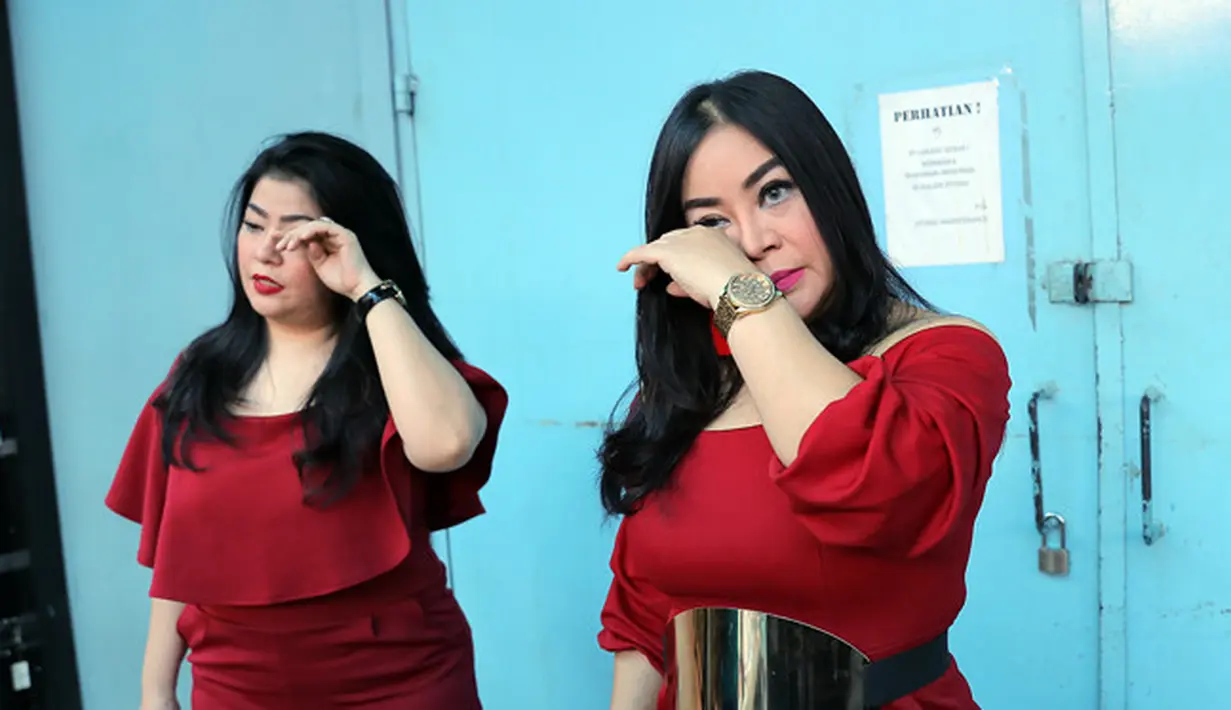 Terkait hubungan ibu dan anak yang memanas tersebut lantaran putrinya, Juwita Bahar untuk berpacaran dengan Deddy. Pemilik goyang patah-patah itu tidak suka lantaran Deddy ikut campur soal pekerjaan dan keuangan putrinya. (Deki Prayoga/Bintang.com)