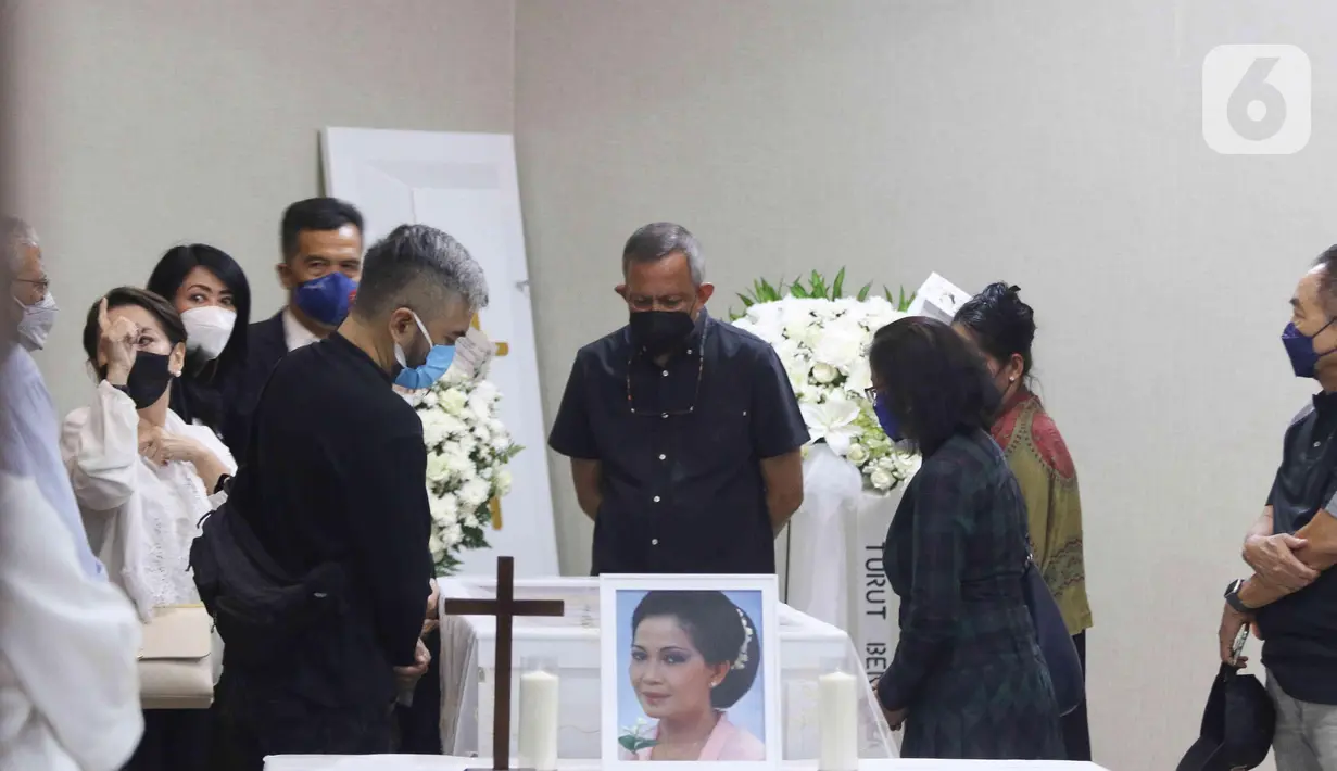 Keluarga dan kerabat melihat jenazah aktris senior Rima Melati di Rumah Duka RSPAD Gatot Soebroto Jakarta Pusat, Kamis (23/6/2022). Aktris senior Rima Melati meninggal dunia dalam usia 82 tahun pada pukul 15.14 WIB di RSPAD Jakarta Pusat akibat infeksi Decubitus. (Liputan6.com/Herman Zakharia)