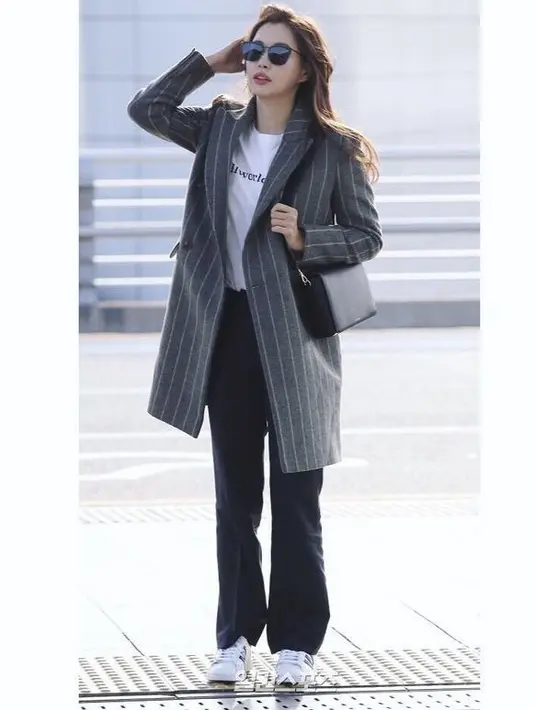 Tshirt putih, Honey Lee padukan dengan blazer oversize abua-abu geometris dan bawahan celana hitam. Hand bag dan kaca mata hitam pun melengkapi penampilannya. Sneakers putih pun ia pilih sebagai alas kakinya. @honey_lee32