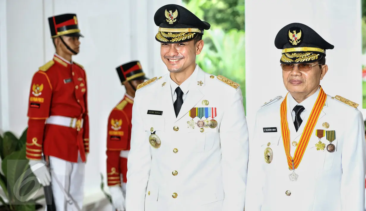 Gubernur Jambi, Zumi Zola dan wakilnya Fachrori Umar berpose saat acara pelantikan gubernur dan wakil gubernur masa jabatan tahun 2016-2021 di Istana Merdeka, Jakarta, Jumat (12/2 ).(Liputan6.com/Faizal Fanani)  
