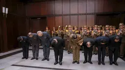 Pemimpin Korea Utara Kim Jong Un (keempat kiri) memberi penghormatan terakhir kepada Kim Yang Gon di Pyongyang, Kamis (31/12). Kim Yang Gon yang meninggal karena kecelakaan adalah sekertaris Partai Buruh dan Kepala United Front Departemen. (REUTERS/KCNA)