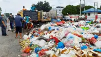Tumpukan sampah di Pekanbaru yang menimbulkan bau busuk karena kelalaian pengelolaan. (Liputan6.com/M Syukur)