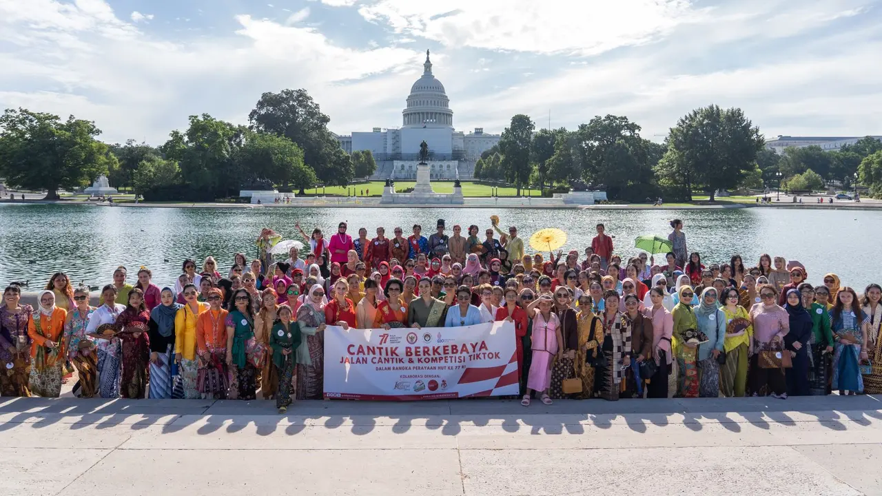 WNI dan diaspora di Washington D.C, Amerika Serikat menggelar acara parade kebaya demi mendorong kebaya menjadi warisan tak benda UNESCO pada 7 Agustus 2022.