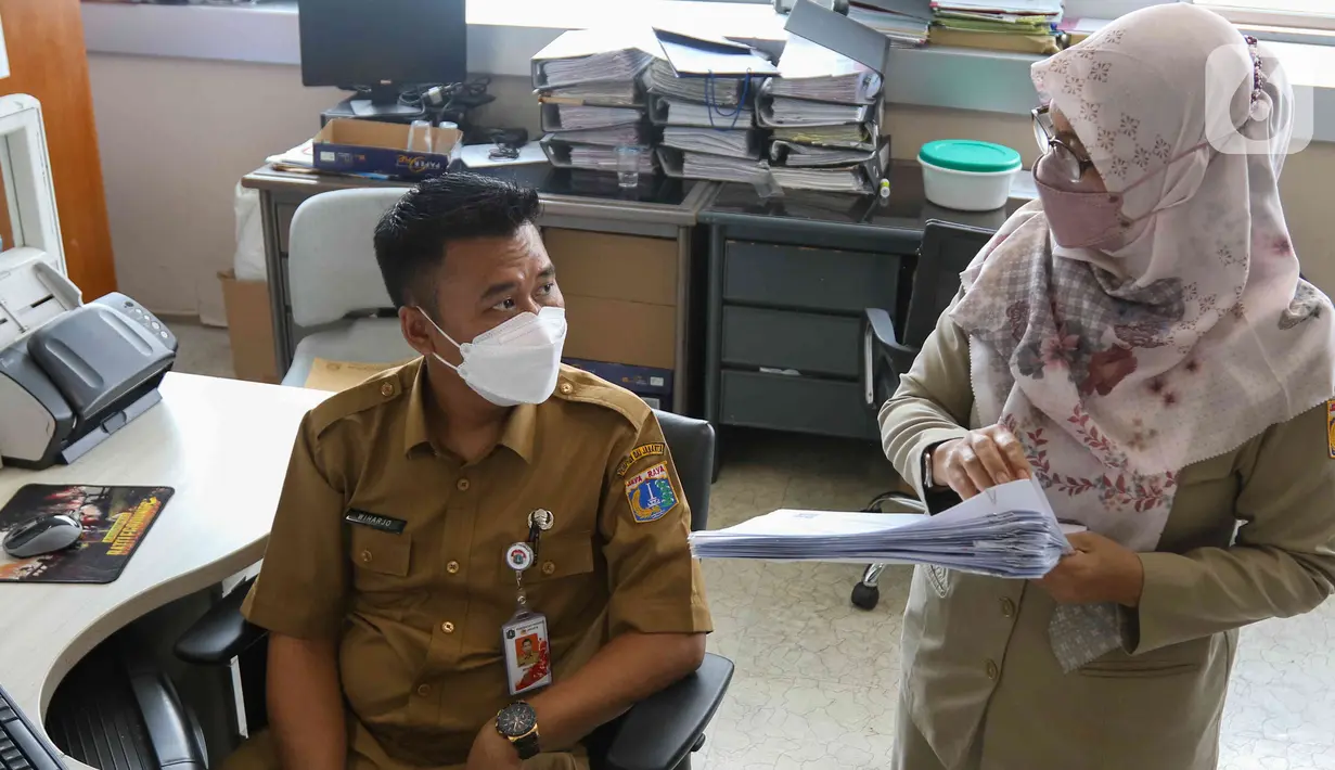<p>Sejumlah Pegawai Badan Kepegawaian Daerah DKI melakukan aktivitas kerja di Kantor Balai Kota DKI Jakarta, Senin (9/5/2022). Pemprov DKI masih menerapkan kapasitas maksimal 75 persen terhadap para Aparatur Sipil Negara (ASN) yang bekerja di kantor usai Lebaran Idul Fitri 1443 H/2022 M. (Liputan6.com/Herman Zakharia)</p>