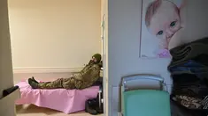 Seorang prajurit Ukraina yang terluka ringan beristirahat di klinik bersalin swasta Leleka ('Stork') yang terletak tidak jauh dari desa garis depan Horenka, Kiev pada 10 Maret 2022. Klinik tersebut menjadi stasiun bantuan garis depan untuk tentara dan warga sipil yang terluka. (Sergei SUPINSKY/AFP)