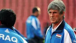 Pelatih Timnas Irak asal Serbia, Boran Milutinovic memperhatikan para pemainnya berlatih di Ellis Park stadium, Johannesburg, pada 13 Juni 2009 dalam kancah Piala Konfederasi di Afsel. AFP PHOTO/ROBERTO SCHMIDT