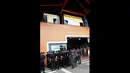 Ratusan calon penumpang Lion Air terlantar di Terminal 1B Bandara Soekarno Hatta. Sejumlah aparat kepolisian saat berjaga di terminal 1B Bandara Soekarno Hatta,  Tengerang. Kamis (20/2/2015). (Liputan6.com/Faisal R Syam)