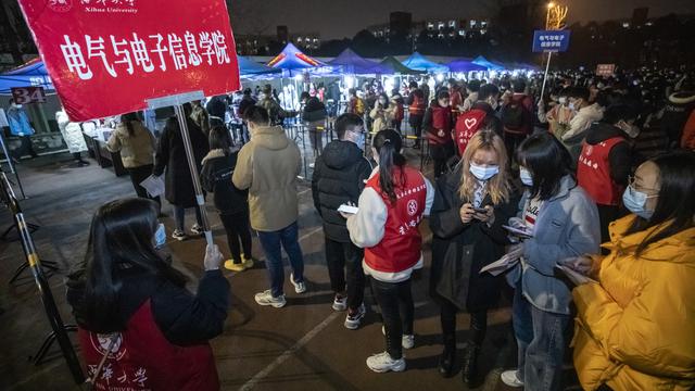 Penduduk di Kota Chengdu Tes COVID-19