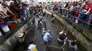 Sejumlah nelayan berusaha menangkap ikan saat merayakan hari nelayan di Memmingen, Jerman, Sabtu (25/7/2015). Tradisi ini sudah ada sejak tahun 1465 dimana setiap nelayan yang lahir di Memmigen harus menangkap ikan di sungai. (REUTERS/Michaela Rehle)