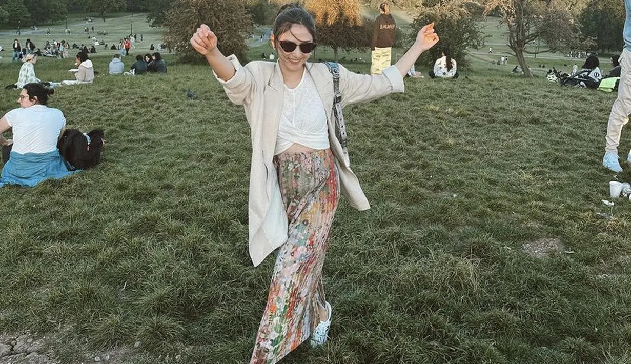 Saat berkunjung ke taman di London, Jessica Mila tampil dengan oversize blazer, dipadukan inner putih dan long skirt motif abstraknya dengan makeup naturalnya   (@jscmila)