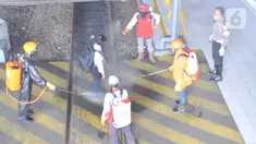 Petugas menyemprotkan larutan disinfektan kepada penumpang yang turun di Stasiun Kereta Api (KA) Tawang, Semarang, Sabtu (28/3/2020). Selain sterilisasi, petugas juga melakukan pencatatan penumpang yang turun untuk data pengawasan guna menekan penularan Virus Corona (COVID-19) (Liputan6.com/Gholib)