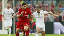 Xabi Alonso (kiri) berebut bola dengan Isco dalam final Audi Cup 2015 yang berlangsung di Stadion Allianz Arena, Munchen, Jerman. Kamis (6/8/2015). (Action Images via Reuters/Jason Cairnduff)